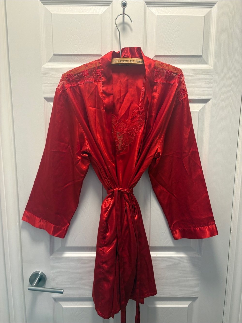 Red Lavie en rose nighty and housecoat with lace detail